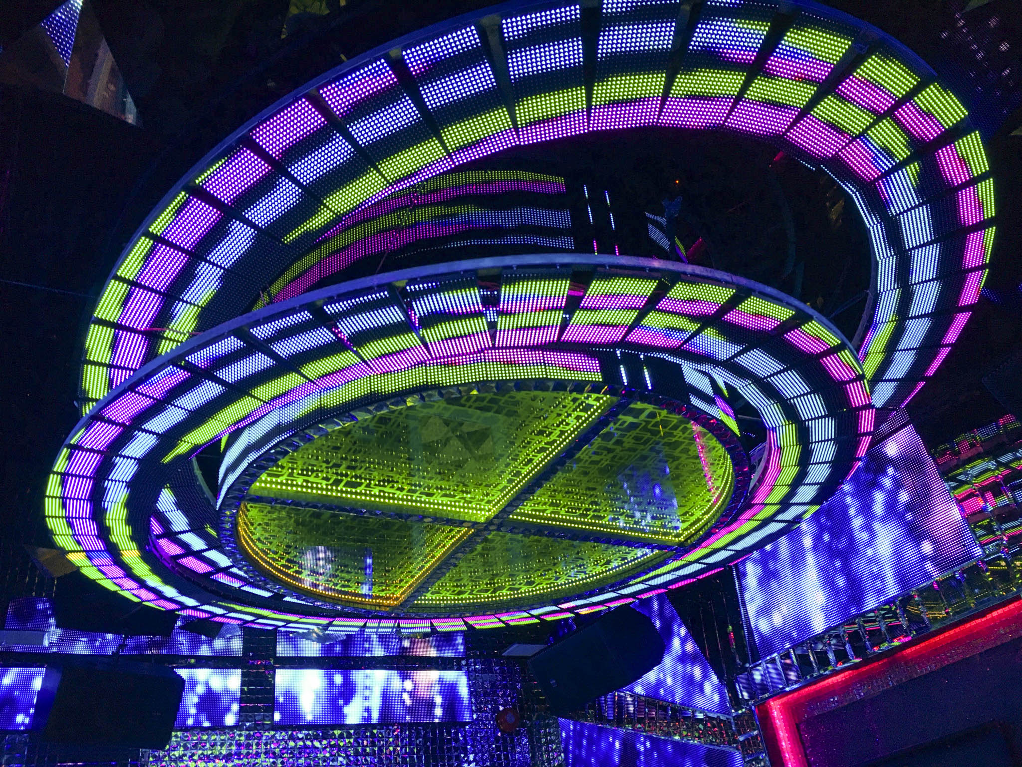 Hiệu ứng ánh sáng với phong cách phòng karaoke Bar