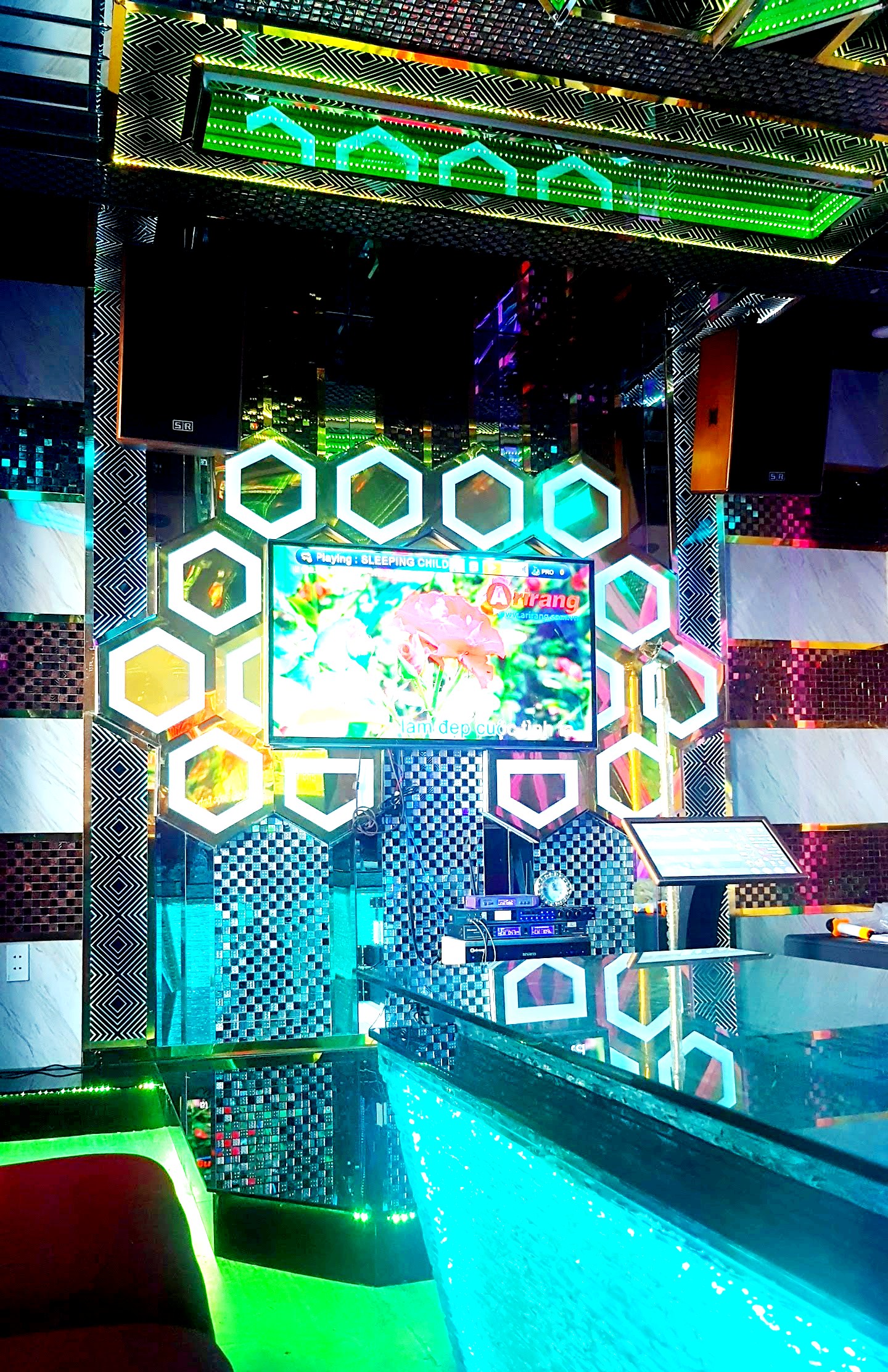 Hình ảnh chi tiết thi công phòng karaoke gia đình Ngọc Anh Vách sân khấu Hình ảnh chi tiết thi công phòng karaoke gia đình Ngọc Anh Vách sân khấu