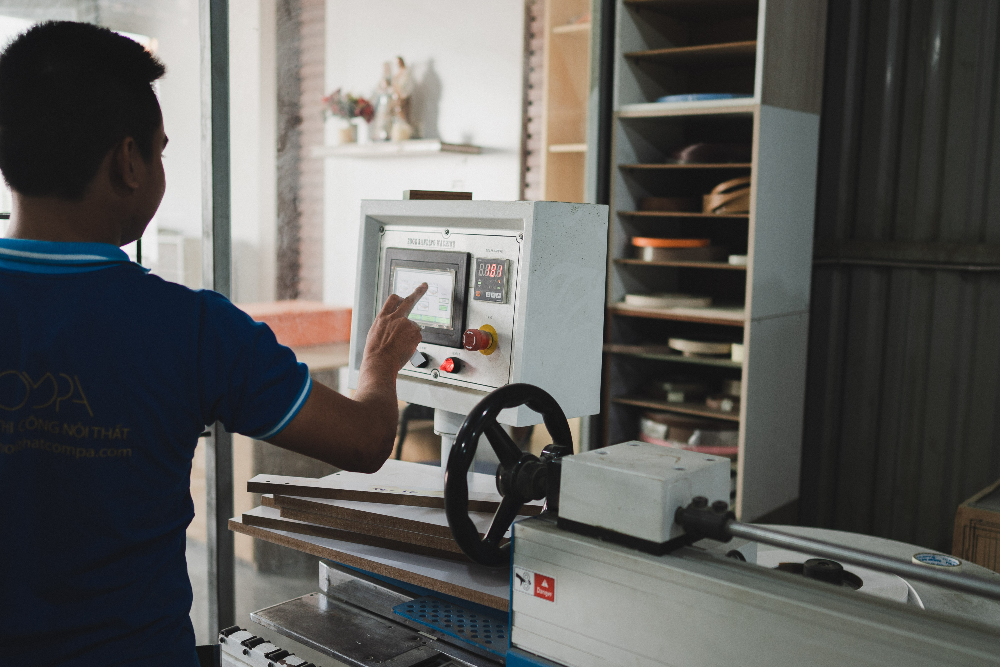 Máy dán chỉ tự động tại xưởng Compa chuyên thi công nội thất ván An Cường giúp dán chỉ sắc xảo hơn Máy dán chỉ tự động tại xưởng Compa chuyên thi công nội thất ván An Cường giúp dán chỉ sắc xảo hơn