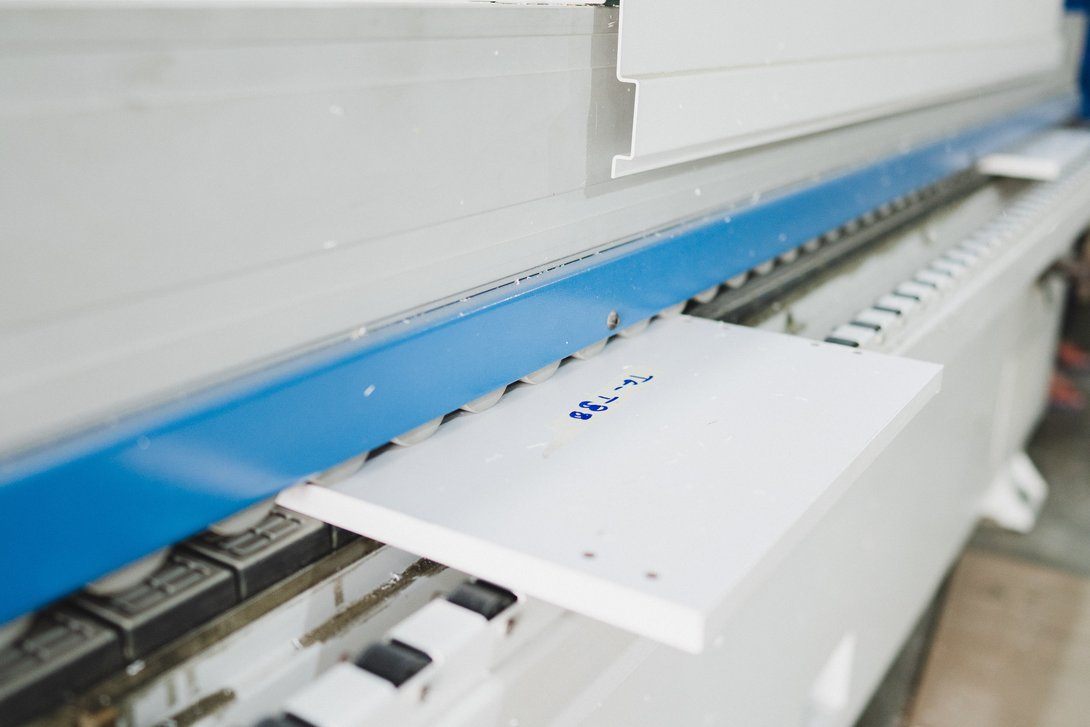 Máy dán chỉ tự động tại xưởng Compa chuyên thi công nội thất ván An Cường giúp dán chỉ sắc xảo hơn 1 Máy dán chỉ tự động tại xưởng Compa chuyên thi công nội thất ván An Cường giúp dán chỉ sắc xảo hơn 1