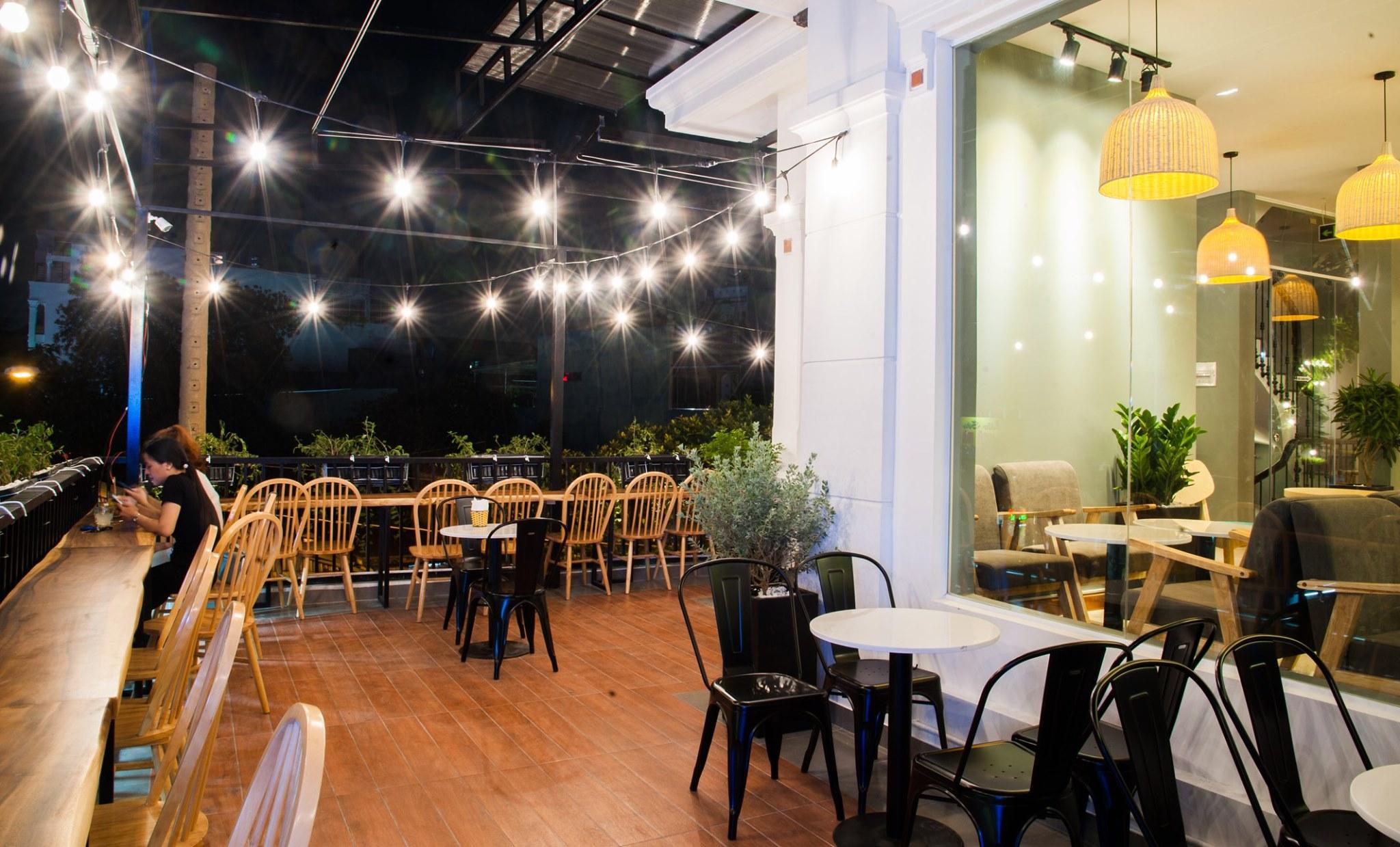 View ban công lung linh của quán Gemini