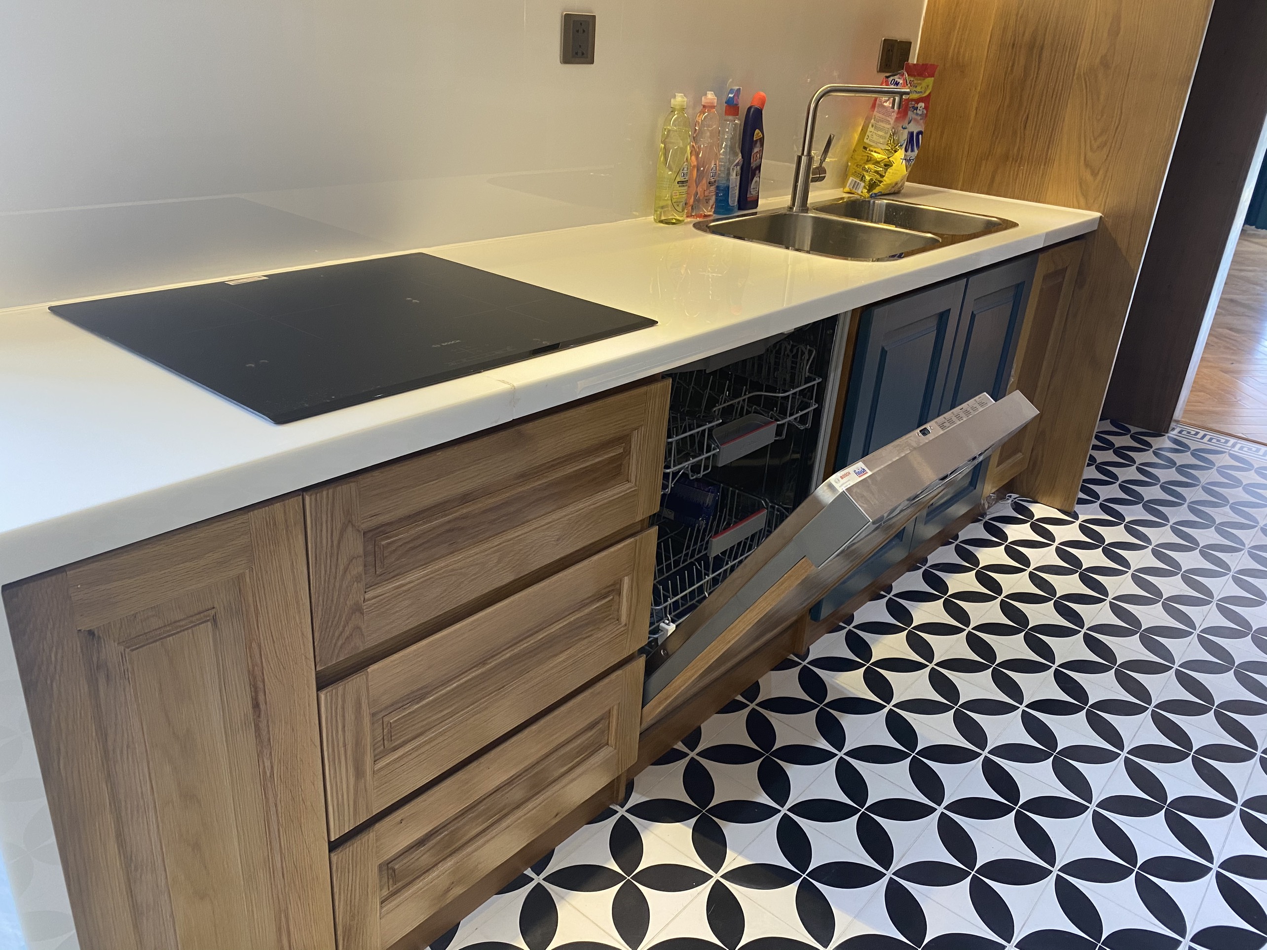 Mẫu tủ bếp đa năng kết hợp máy rửa chén